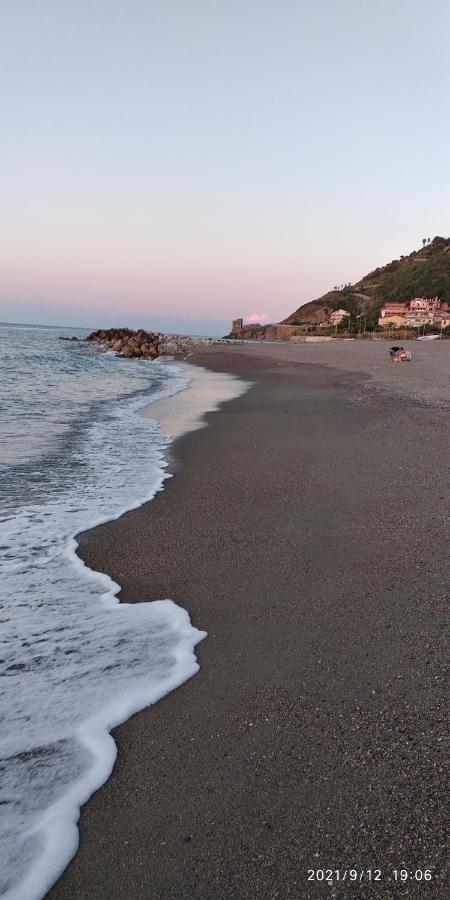 Dimora Tra Cielo E Mare A Gioiosa Marea 焦约萨马雷阿 外观 照片